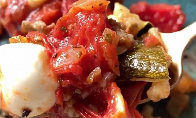 Видео Фаршированные цукини с тушеными томатами и моцареллой рецепт