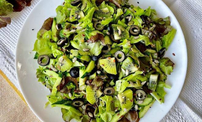 Салат огурец, киви и маслины рецепт