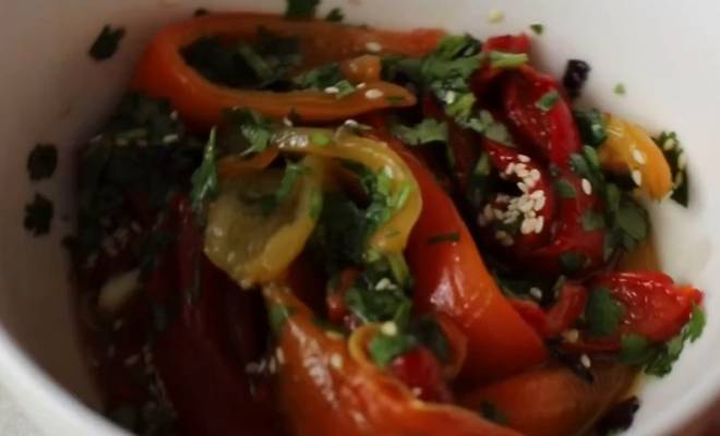 Видео Салат с печеным перцем болгарским рецепт