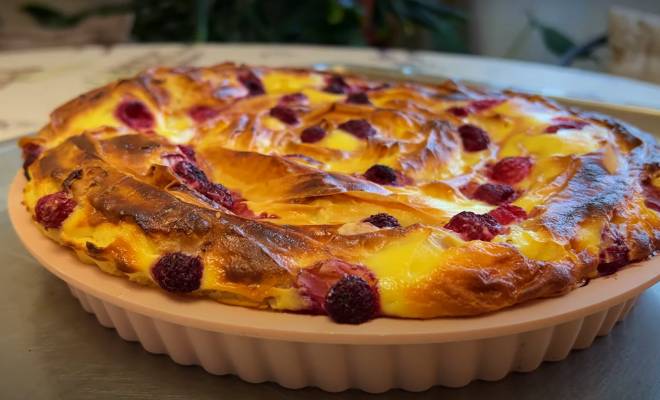 Видео Быстрый Пирог с ягодами из теста Фило со сметаной рецепт