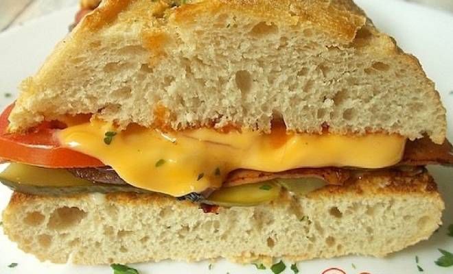 Бутерброд Сэндвич с колбасой, огурцами и помидором рецепт