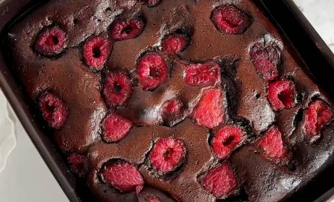 Видео Шоколадный пирог с малиной рецепт