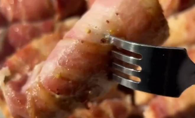 Видео Курица в беконе и соусе в духовке рецепт
