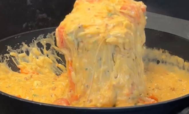 Видео Паста с колбасками, помидорами, сыром и сливками в сковороде рецепт