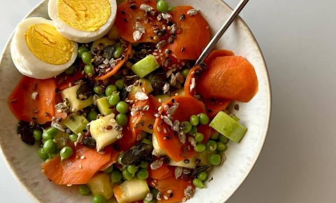Овощной салат с яйцом и семенами рецепт