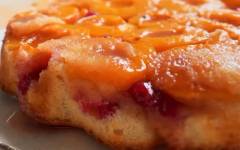 Летний перевернутый пирог с абрикосами и красной смородиной