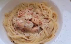 Спагетти с рыбой и помидорами в сливочном соусе песто