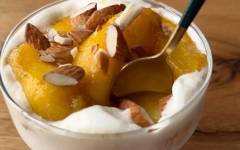 Десерт из сметанного крема и жареными персиками на сковороде