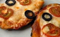 Баклажановая пицца с сыром и помидорами