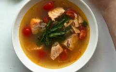 Рыбный суп из красной рыбы семги и помидоров