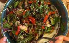 Салат с баклажанами, рукколой и грибами шампиньонами