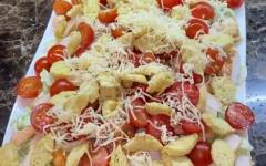 Салат цезарь с курицей, помидорами, сыром и сухариками