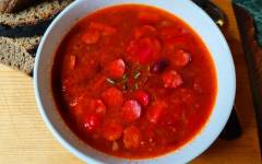 Острый томатный суп с красной фасолью и копчёными колбасками