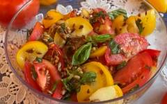 Салат с базиликом и помидорами простой и быстрый