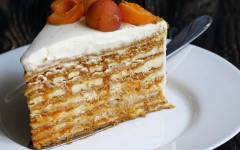 Торт Медовик с абрикосами и сливочно-сметанным кремом