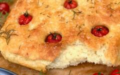 Хлеб Фокачча на картофельном тесте с розмарином и помидорами