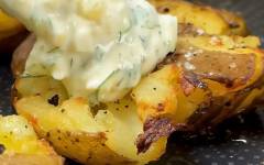 Картошка раздавленная в духовке с соусом