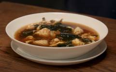 Японский суп с морепродуктами Кэнтин-дзиру с креветками и кальмаром