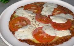 Кабачковая пицца с сыром и помидором на сковороде