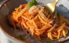Спагетти с помидорами черри и чесноком