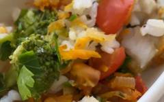 Рыба запеченная с рисом и овощами в духовке