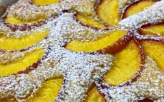 Творожный пирог с персиками свежими