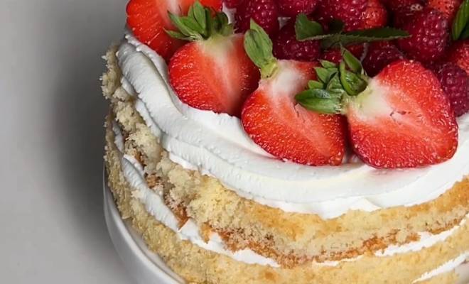 Простой бисквитный торт с кремом и ягодами рецепт