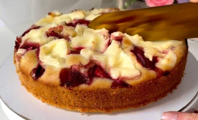 Пирог с клубникой и творожным сыром рецепт