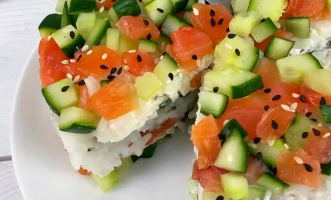 Видео Суши торт с красной рыбой, огурцами и рисом рецепт