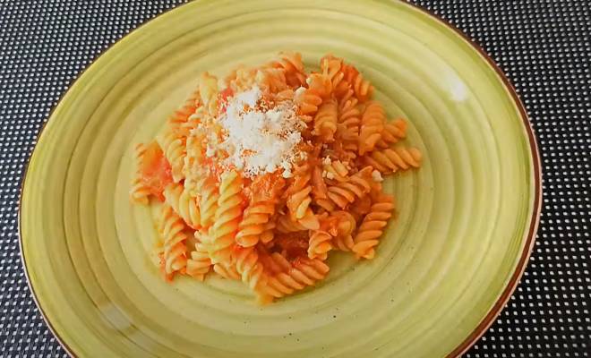 Видео Паста с тунцом консервированным и помидорами рецепт