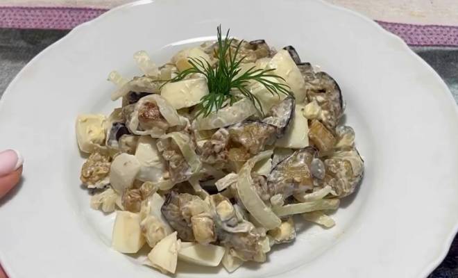 Салат с баклажанами, яйцом и маринованным луком рецепт