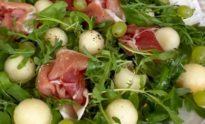 Салат с дыней, хамоном и рукколой рецепт