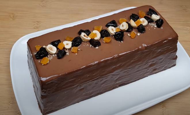 Шоколадно сметанный торт без выпечки с черносливом, курагой и орехами рецепт