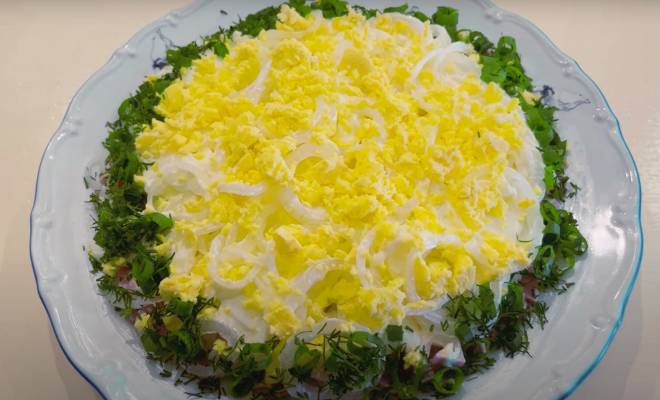 Салат с яйцом, колбасой и луком рецепт