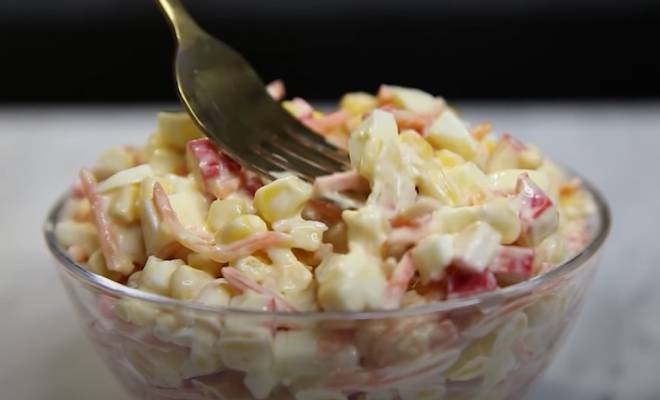 Салат с крабовыми палочками, яйцами и кукурузой Морской Каприз рецепт