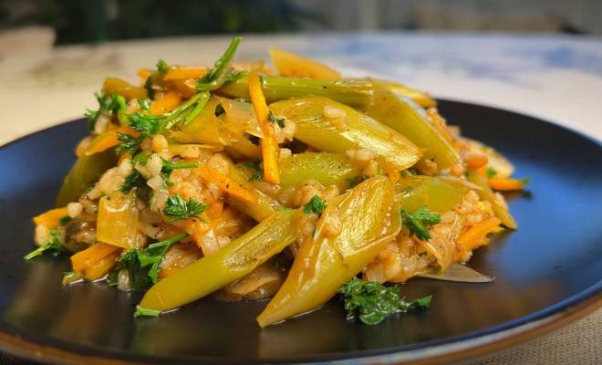 Лук порей с рисом, морковью и томатным соусом рецепт