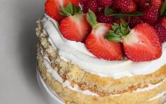 Простой бисквитный торт с кремом и ягодами