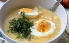 Куриный суп со сметаной и яйцами