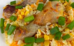 Запеченные куриные ножки с рисом и овощами в духовке