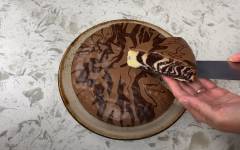 Торт "Зебра" с шоколадной глазурью