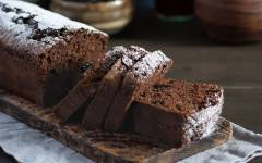 Шоколадный кекс с черносливом и орехами