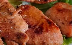 Жареное филе индейки в медовом соусе на сковороде