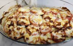 Запеченные баклажаны с курицей, помидорами и сыром в духовке