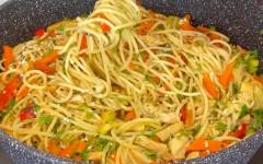 Паста спагетти с овощами и курицей на сковороде