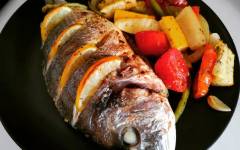 Рыба Дорадо с овощами в духовке