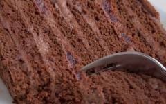 Трюфельный торт Медовик шоколадный с клубникой и заварным кремом