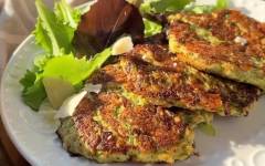Кабачки с сыром и яйцом на сковороде
