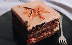 Шоколадный торт брауни с клубникой