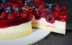 Тирольский пирог с ягодами, желе и заварным кремом
