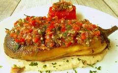 Баклажаны с кунжутным соусом и сальсой